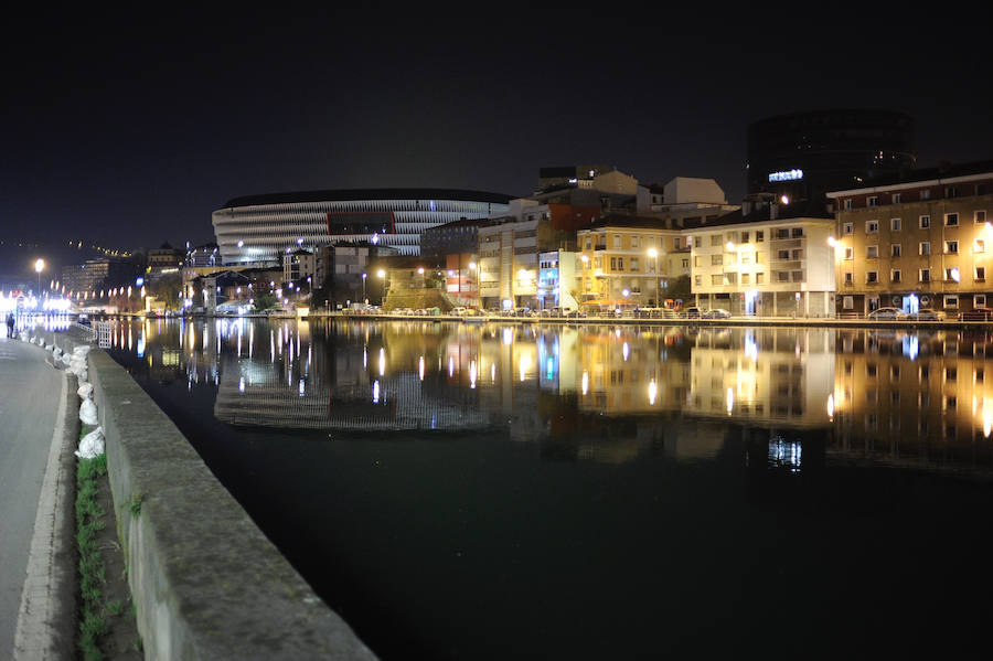 La fuerte pleamar ha elevado el nivel del agua hasta el límite en Zorrozaurre, pero el fluvial no se ha desbordado