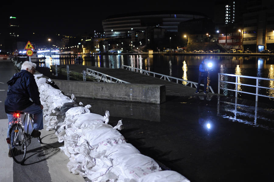 La fuerte pleamar ha elevado el nivel del agua hasta el límite en Zorrozaurre, pero el fluvial no se ha desbordado