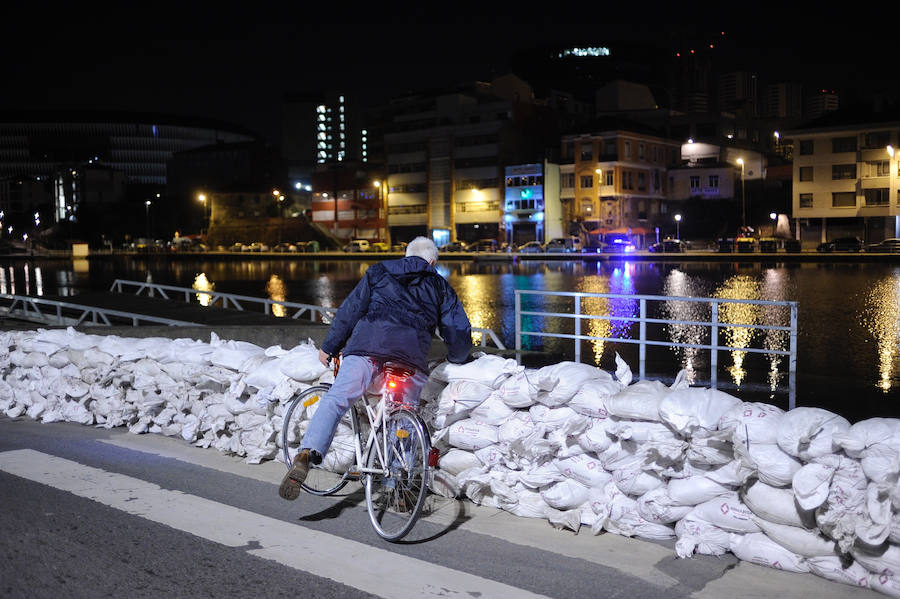 La fuerte pleamar ha elevado el nivel del agua hasta el límite en Zorrozaurre, pero el fluvial no se ha desbordado