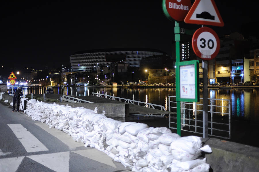 La fuerte pleamar ha elevado el nivel del agua hasta el límite en Zorrozaurre, pero el fluvial no se ha desbordado