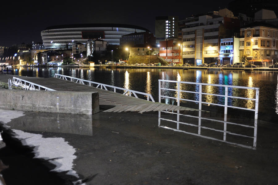 La fuerte pleamar ha elevado el nivel del agua hasta el límite en Zorrozaurre, pero el fluvial no se ha desbordado