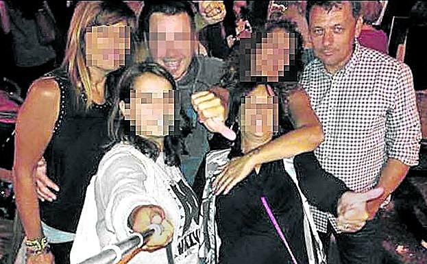 Misma pandilla. Javier Ardines y Pedro Nieva compartían pandilla junto con sus mujeres. Organizaban frecuentes cenas y salían juntos en las fiestas.