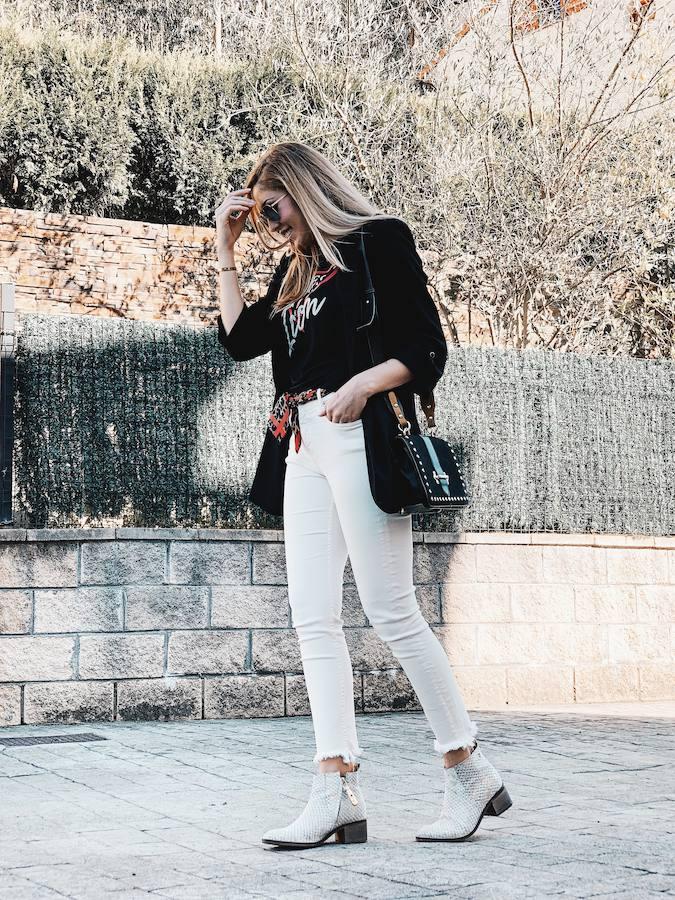 El pañuelo, como si fuera un cinturón.