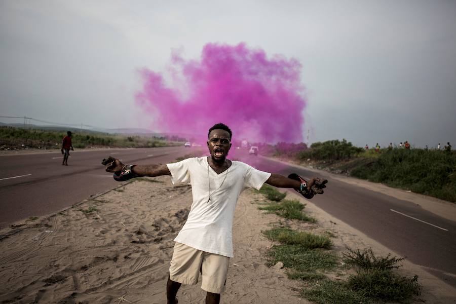 A continuación, una selección del resto de imágenes candidatas al World Press Photo 2019 en diferentes secciones. Sobre estas líneas, un partidario del líder opositor de la República Democrática del Congo, Martin Fayulu, reacciona después de que la policía disparase gases lacrimógenos en Kinshasa. Fotografía finalista en la categoría: Noticias Generales.