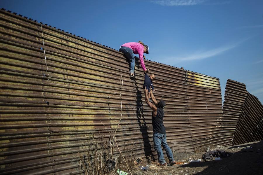 A continuación, una selección del resto de imágenes candidatas al World Press Photo 2019 en diferentes secciones. Sobre estas líneas, inmigrantes centroamericanos trepan la frontera entre México y los Estados Unidos, cerca del cruce fronterizo de El Chaparral, Tijuana, en Baja California, México, el 25 de noviembre de 2018. Fotografía finalista en la categoría: Noticias Generales.