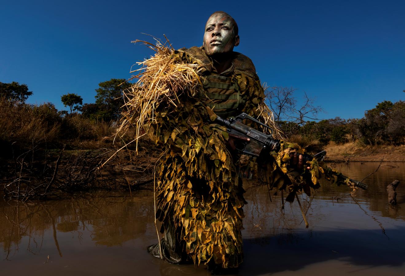 Finalista World Press Photo del año.- Un guardabosques de Zimbabue ataviado con ropa y camuflaje militar.