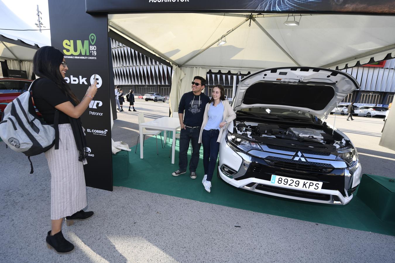 Muchos aprovechaban para sacarse foto con los coches eléctricos. En la imagen, un Mitsubishi Outlander PHEV un modelo híbrido con 54 km de autonomía eléctrica: 0 emisiones y alcanza 135 km/h