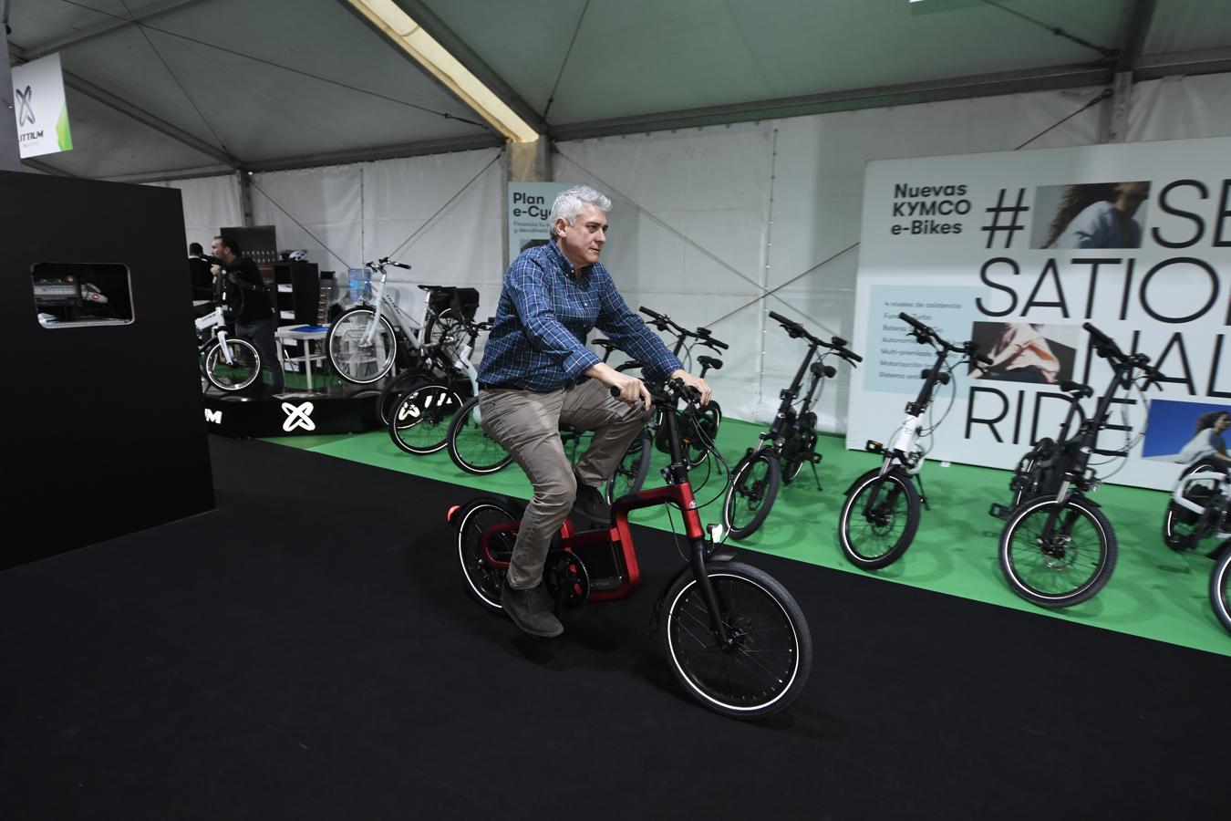 Fernando Saiz, director general de e-movilidad de KYMCO, prueba una de las bicicletas diseñadas por KYMCO con pedaleo asistido. «Tenemos tres modelos, todos diseñados por una diseñadora que ha trabajado con Jaguar y Rolls Roice y la batería es extraible». El precio de estas bicis está entre los 2.299 y los 2.499 euros, «vendemos por internet», agrega Saiz.