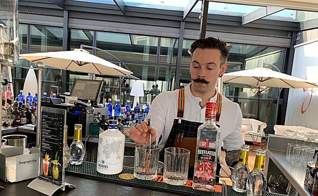 Ander Fernández, durante la preparación de sus gin-tonics de altura. 