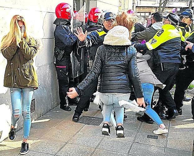Desahucio registrado en Eibar que acabó en incidentes entre los vecinos y la Policía.