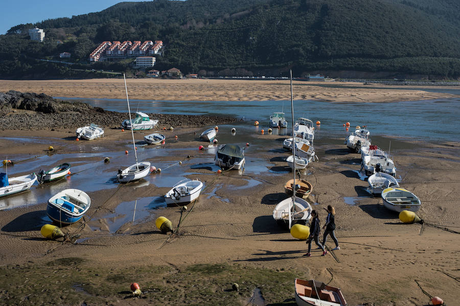 En la desembocadura del Urdaibai, hoy se podía pasear por el fondo de donde atracan las barcas. 