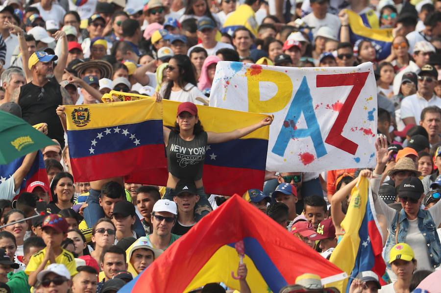 Miles de personas se reúnen en Cútcuta (Colombia), para el multitudinario concierto a favor del envío de ayuda humanitaria a Venezuela.