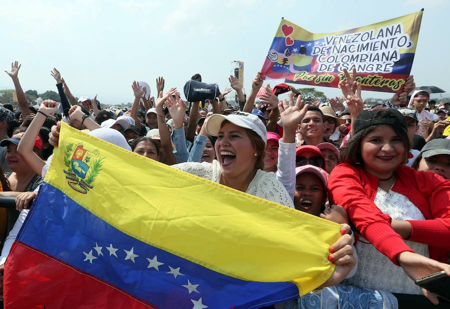 Miles de personas se reúnen en Cútcuta (Colombia), para el multitudinario concierto a favor del envío de ayuda humanitaria a Venezuela.