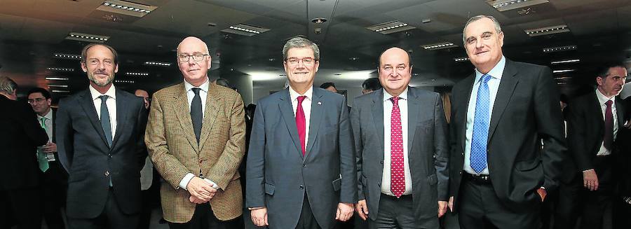 Carlos Rueda, José María Iruarrizaga, Juan Mari Aburto, Andoni Ortuzar y Enrique Lucas.
