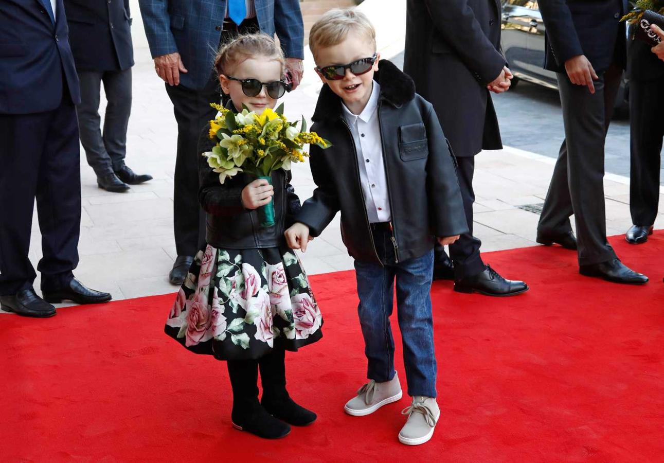 Los príncipes Gabriella y Jacques, hijos de Alberto de Mónaco posando en la inauguración del nuevo complejo de lujo "One Monte-Carlo"