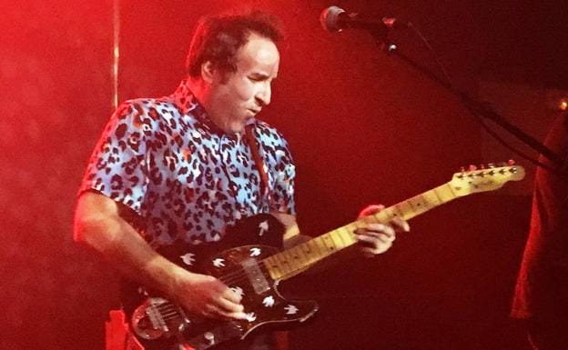 Joseba con su Telecaster japonesa de los 80.