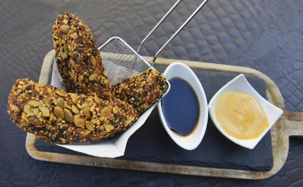 Delicias de verduras con crujiente de semillas y salsa cajún.