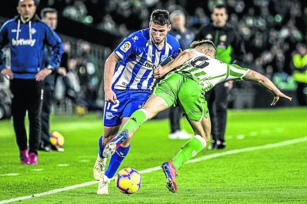 Jonathan Calleri supera la entrada de Canales en el último encuentro ante el Betis. 