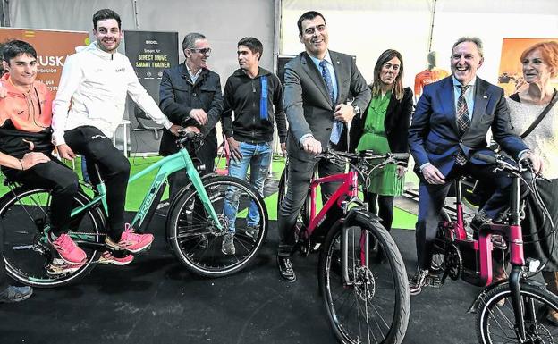 Imagen principal - Impresionados. Así se mostraban todos los que mostraban sus prototipos en el Museo Marítimo. Arriba, autoridades municipales y forales prueban las bicicletas eléctricas en El Arenal.