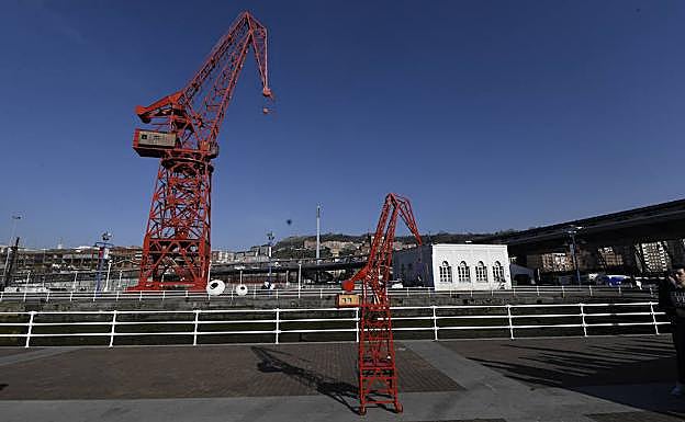 Réplica y original frente a frente en la explanada del Museo Marítimo. 