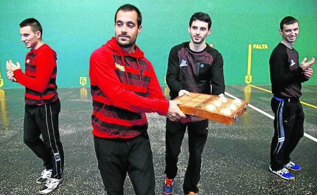 Bengoetxea VI y Altuna III sostienen la caja con el material seleccionado para el duelo del domingo en el Atano III.