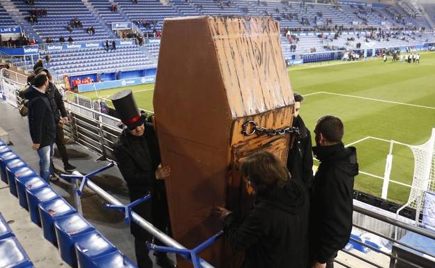 El ataúd en el que se portaba «el difunto fútbol», en la escenificación realizada por la afición alavesista.