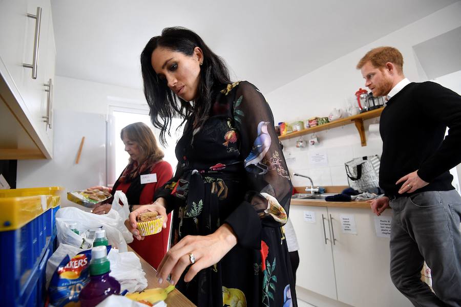 Meghan prepara la comida en una cocina para gente sin recursos de Bristol hace unas semanas.