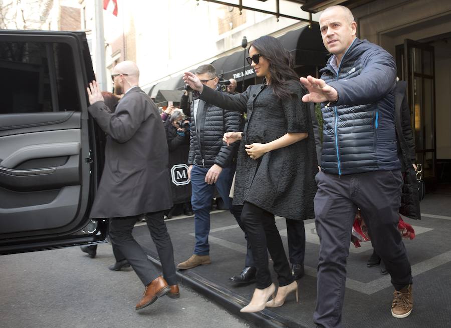 La duquesa sale del hotel para ir a su fiesta.