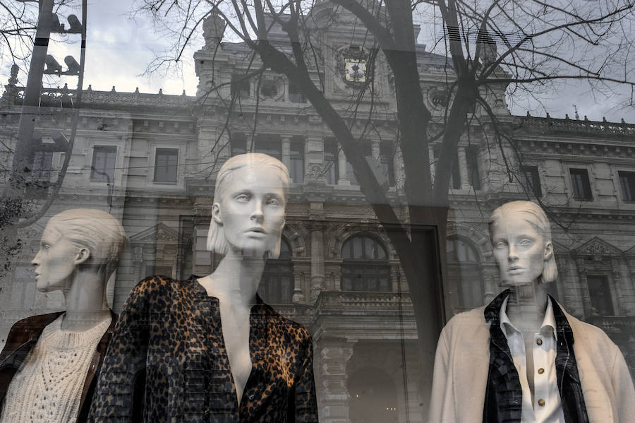 El Palacio Forla visto desde uno de los esaparates de Gran Vía, donde las tiendas de ropa de grandes cadenas hacen su agosto 