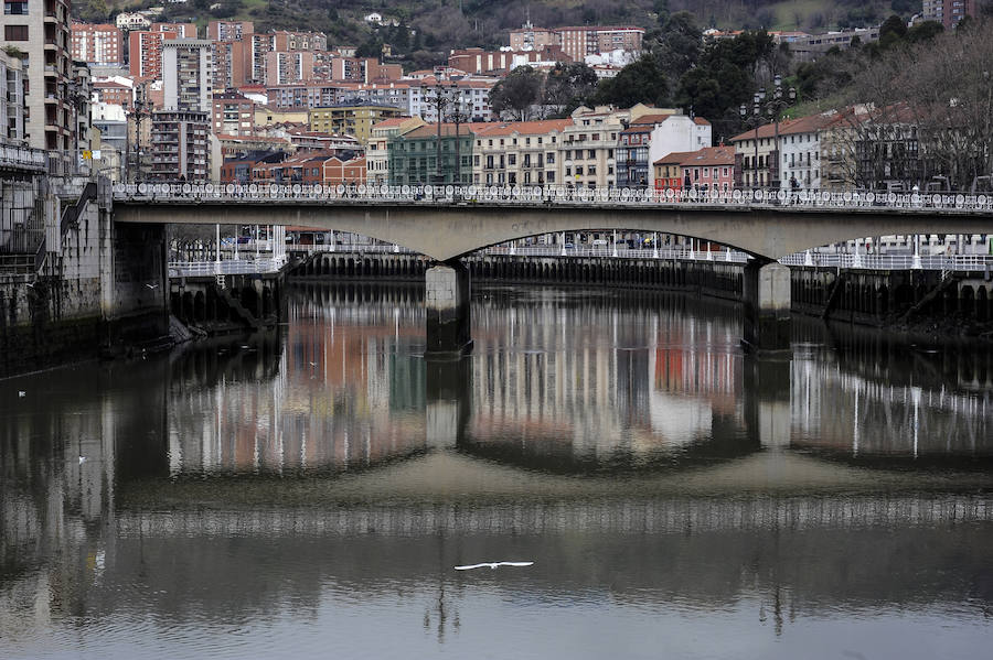 La ría es un espejo desde que se dejó atrás la industria. Aquí, el puente de El Arenal.