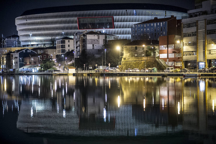 El nuevo San Mamés también es reflejo del cambio de Bilbao. El estadio se ha vestido con láminas de color claro, una metáfora de lo que es el Botxo ahora, un lugar luminoso. 