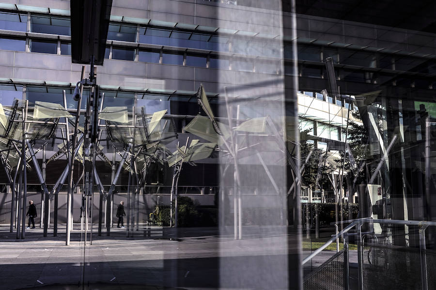 El Palacio Euskalduna hace un guiño al pasado industrial de la villa y al astillero de igual nombre. Pero su jardín de farolas es un claro ejemplo de la modernidad y del cambio urbanístico. 