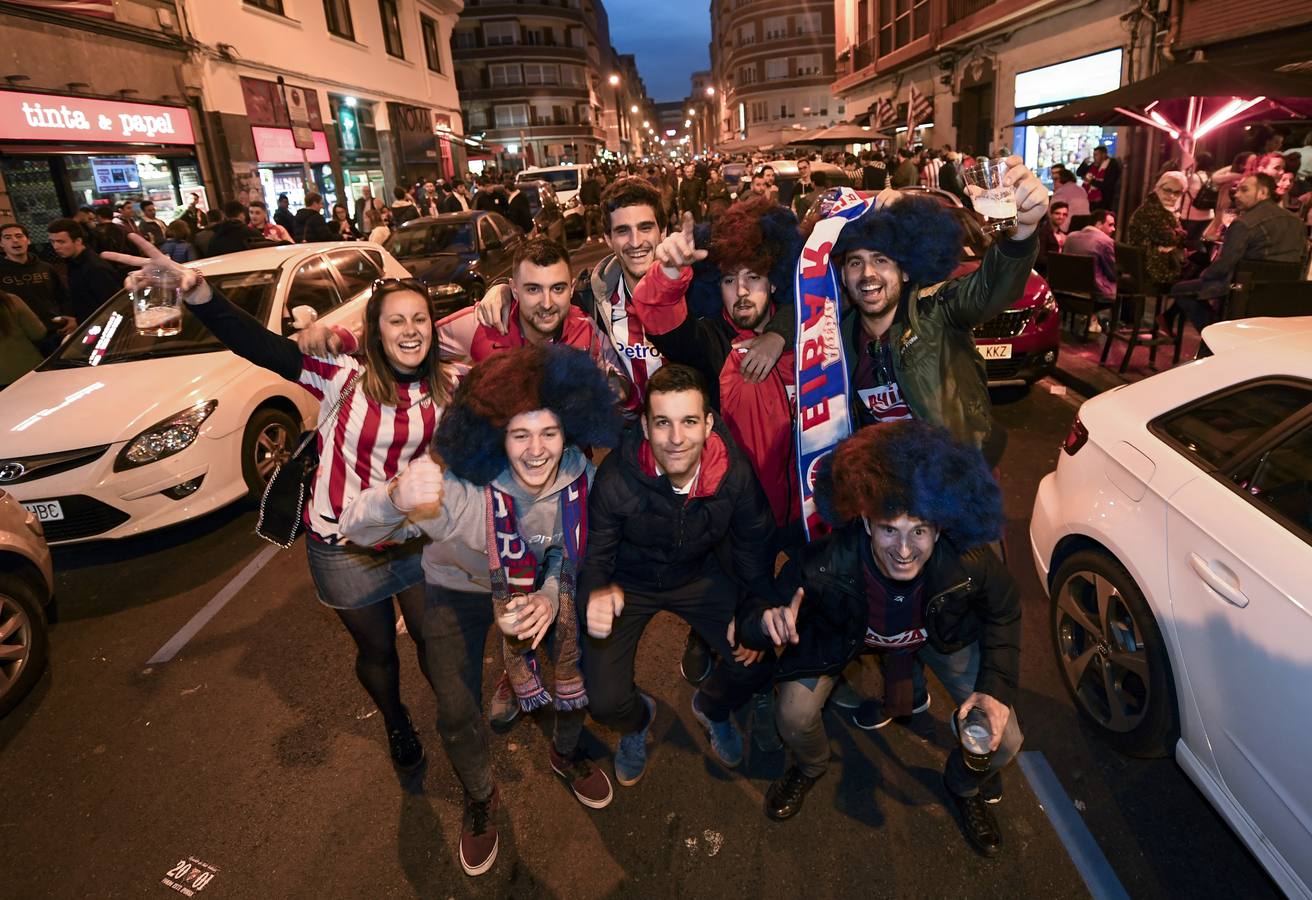 Fotos: Las aficiones del Athletic y Eibar, hermanadas en Bilbao