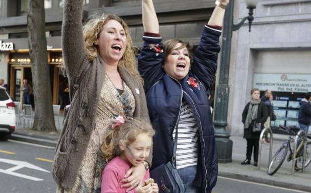 Dos mujeres y una niña, durante la marcha.