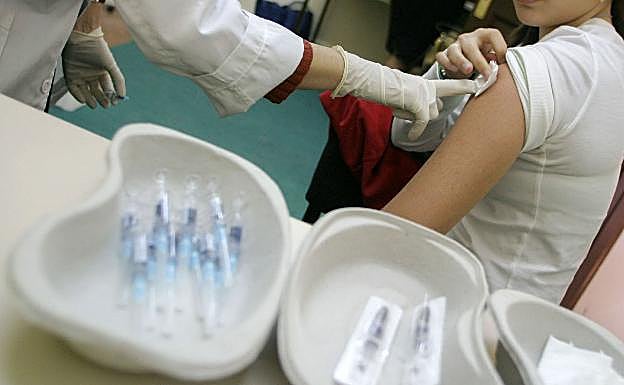 Un niño recibe una vacuna de meningitis 