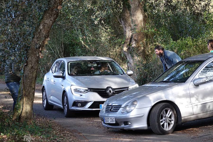 Tres investigadores (en el coche de la izquierda) acudieron a Belmonte de Pría para informar de la investigación a la familia.