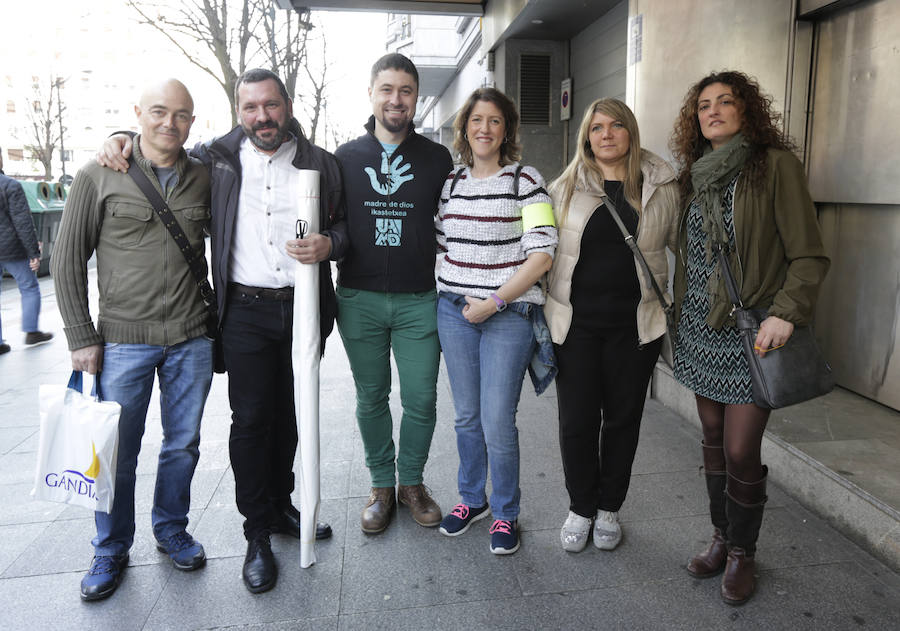 BILBAO. COLEGIO MARISTAS. «Estamos cansados y hartos de esta situación. Estamos desesperados», manifestó José Alberto de Luis. El centro Maristas Bilbao acudió a la priemra manifestación, pero no se consiguió nada. «Estamos aquí otra vez viendo que tanto sindicatos como la patronal y el Gobierno vasco no se ponen de acuerdo». El Ejecutivo autonómico «debería mediar». No están del lado de ninguna de las partes, solo reclaman que negocien y el conflicto se acabe por el bien de los niños.