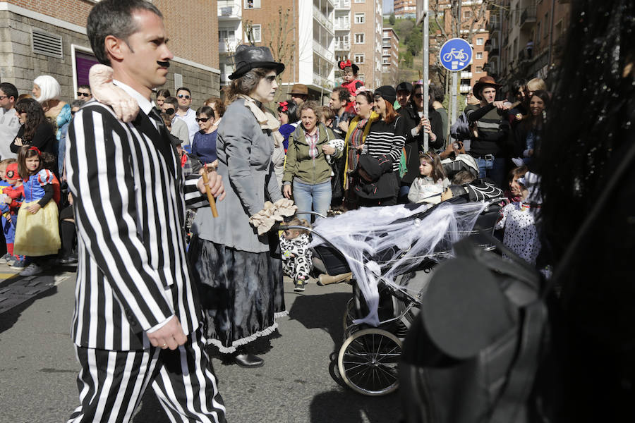 Los vecinos del barrio bilbaíno de Deusto ya han sacado sus disfraces a la calle. En un desfile han hecho gala de todas sus invenciones: desde superheroes a villanos de ultratumba.