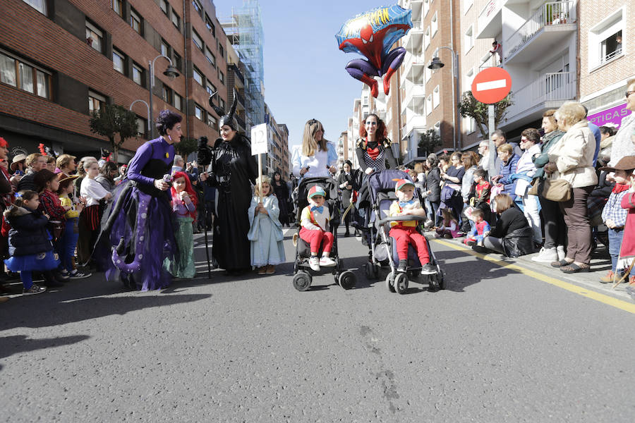 Los vecinos del barrio bilbaíno de Deusto ya han sacado sus disfraces a la calle. En un desfile han hecho gala de todas sus invenciones: desde superheroes a villanos de ultratumba.