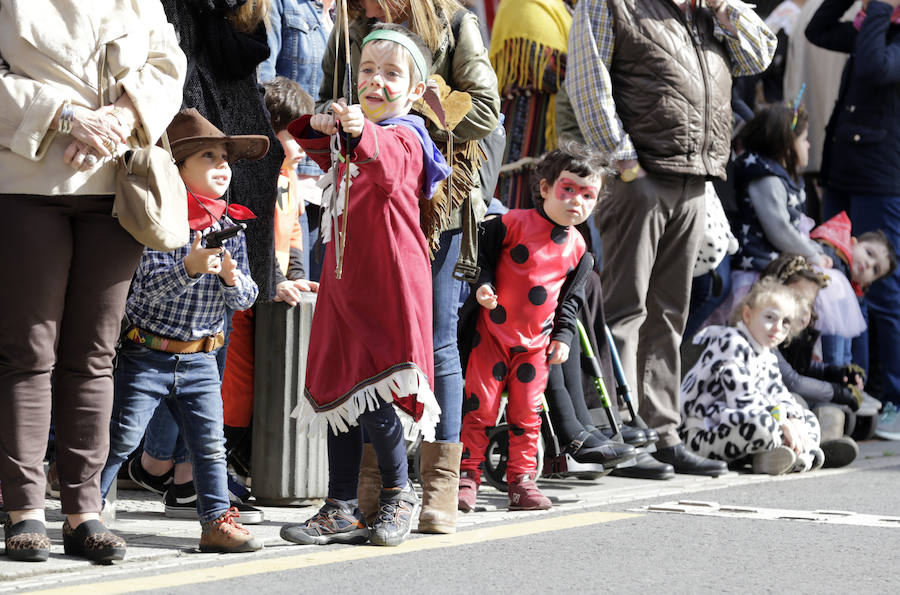 Los vecinos del barrio bilbaíno de Deusto ya han sacado sus disfraces a la calle. En un desfile han hecho gala de todas sus invenciones: desde superheroes a villanos de ultratumba.