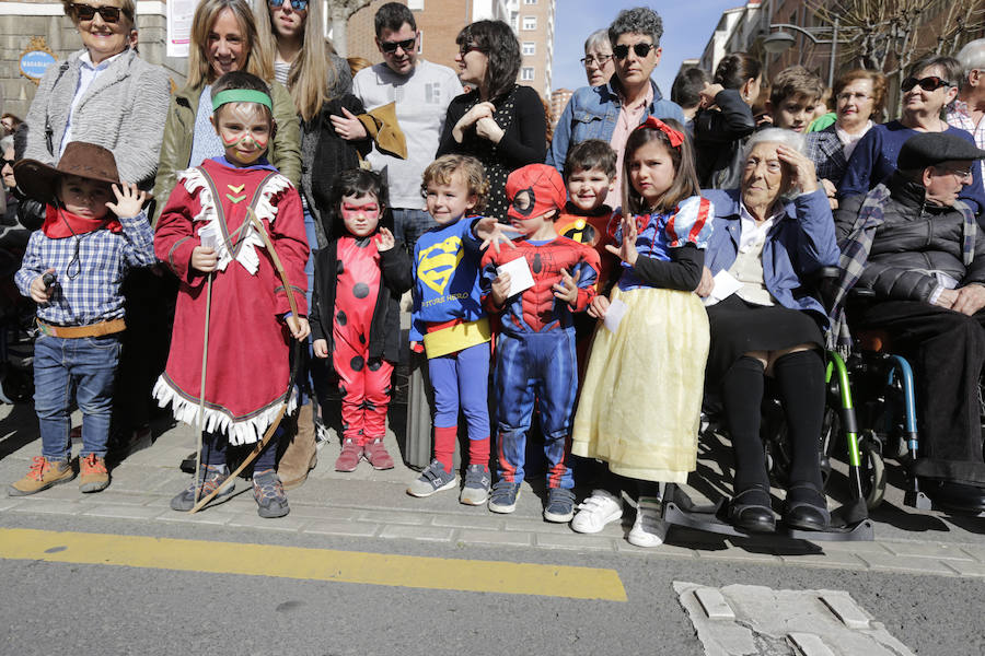 Los vecinos del barrio bilbaíno de Deusto ya han sacado sus disfraces a la calle. En un desfile han hecho gala de todas sus invenciones: desde superheroes a villanos de ultratumba.
