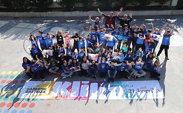 Abusu ikastolako ikasle eta irakasleak.