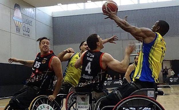 Turek trata de evitar la recepción de Hawking durante la final de Copa 