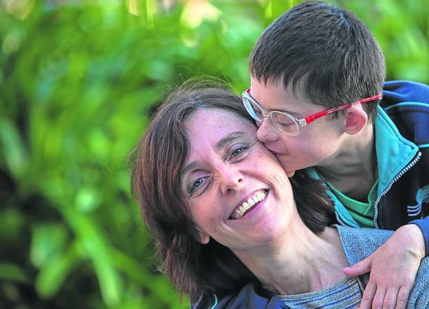 Iñigo da un beso a su madre, PIlar.