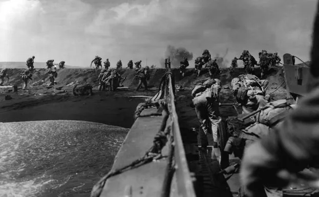 Soldados estadounidenses llegan a la playa durante la batalla de Iwo Jima el 19 de febrero de 1945. 