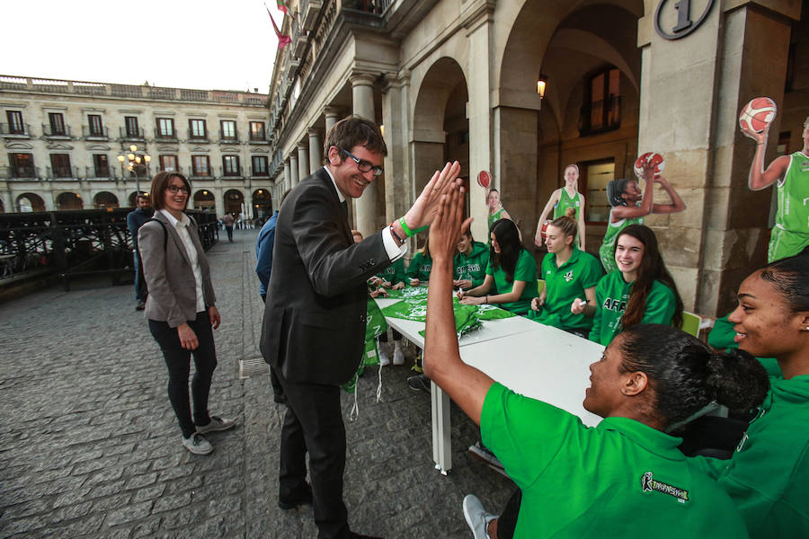 Fotos: Firma de autógrafos de la plantilla del Araski