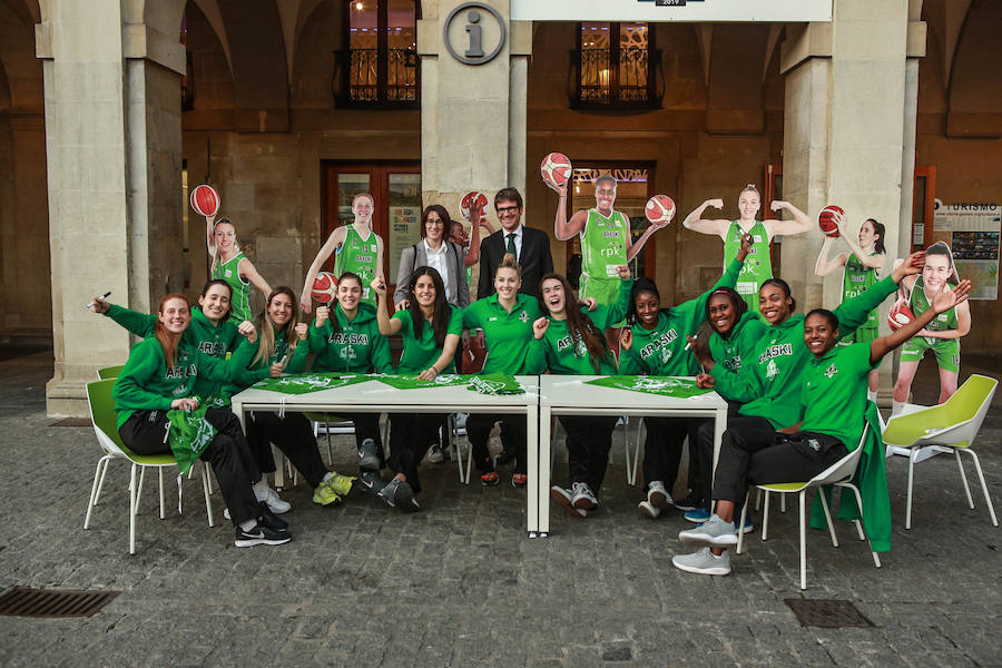 Fotos: Firma de autógrafos de la plantilla del Araski