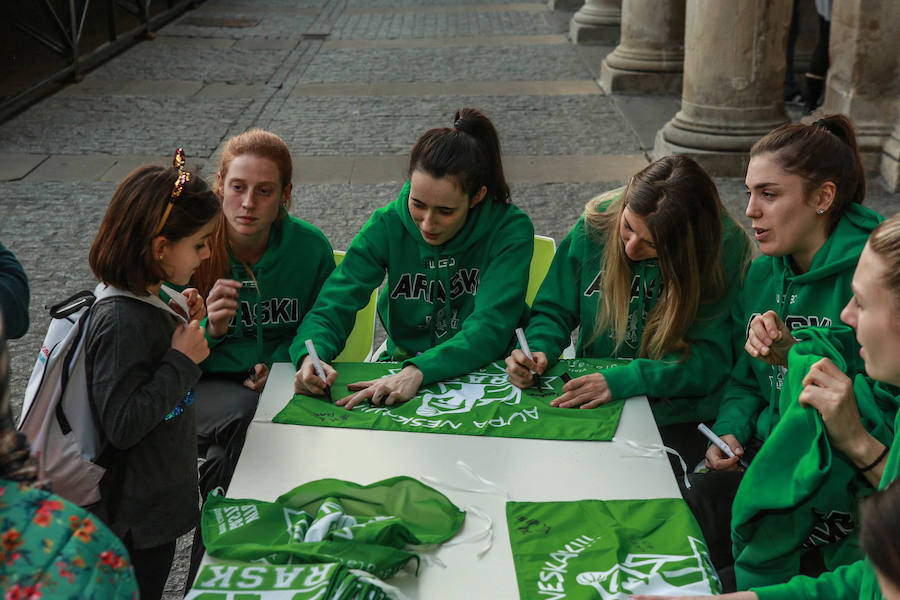 Fotos: Firma de autógrafos de la plantilla del Araski