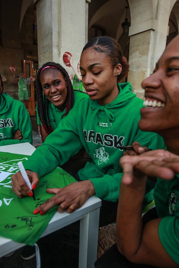 Fotos: Firma de autógrafos de la plantilla del Araski