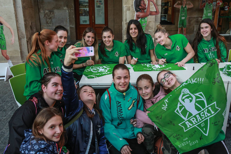 Fotos: Firma de autógrafos de la plantilla del Araski